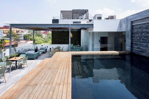 Una piscina al aire libre