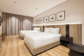 Chambre Premium, 2 grands lits, balcon | Literie de qualité supérieure, mini-bar avec articles gratuits