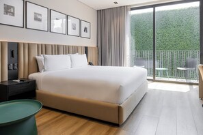 Suite estudio Deluxe, 1 cama de matrimonio grande, balcón | Ropa de cama de alta calidad y minibar (con algunos artículos gratuitos)