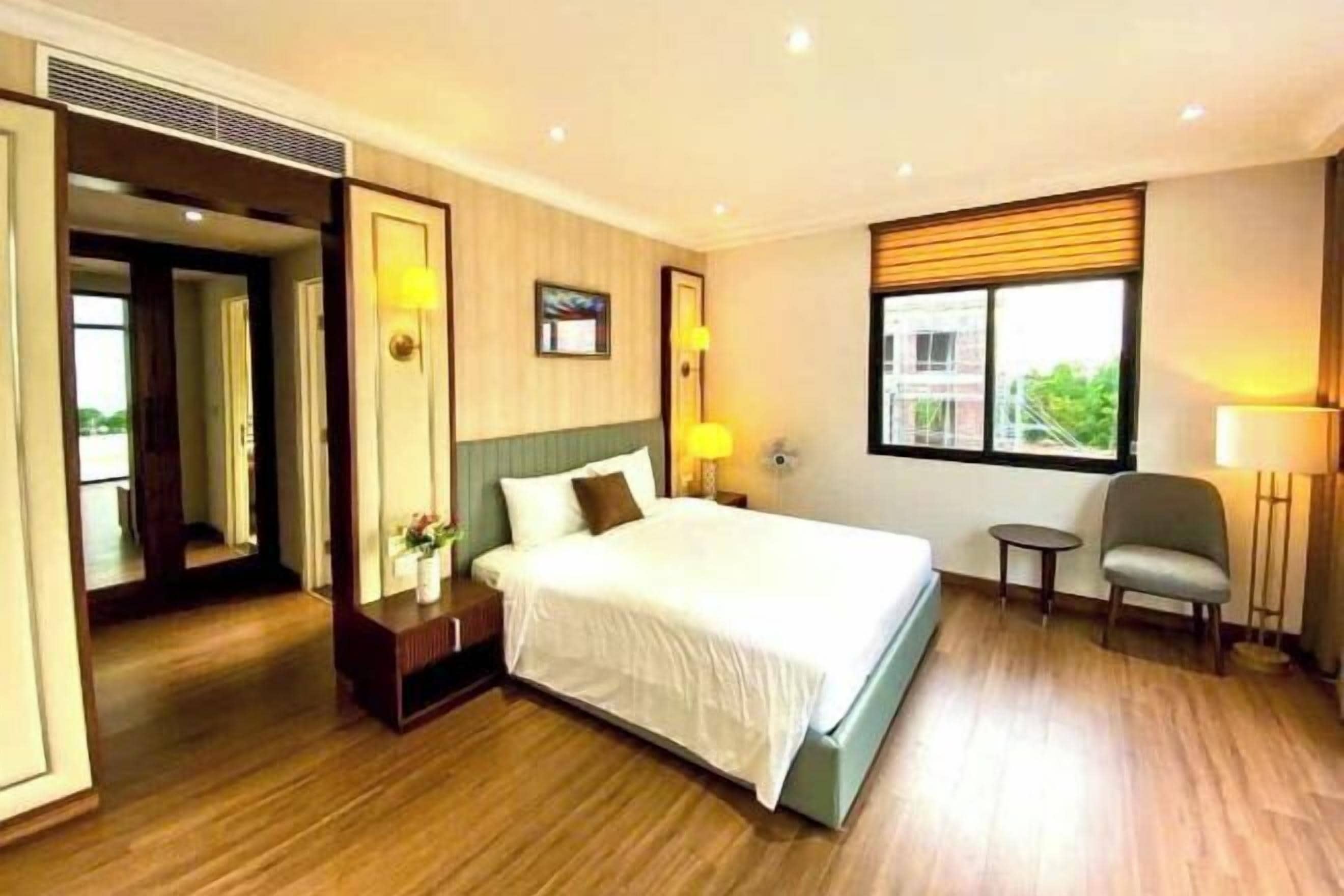 Minibar, bàn, khu vực làm việc phù hợp cho laptop, màn/rèm cản sáng 