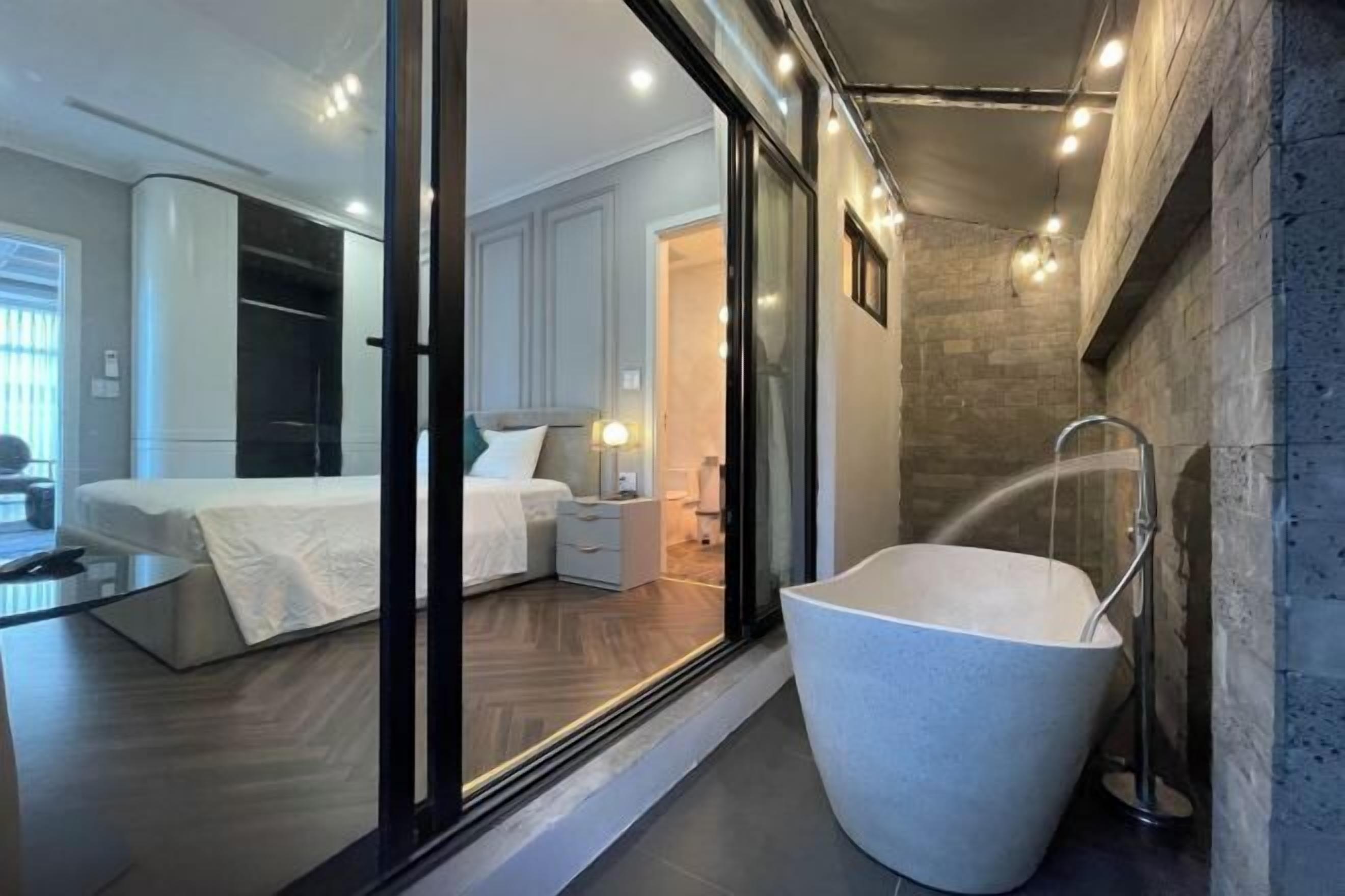 Minibar, bàn, khu vực làm việc phù hợp cho laptop, màn/rèm cản sáng 