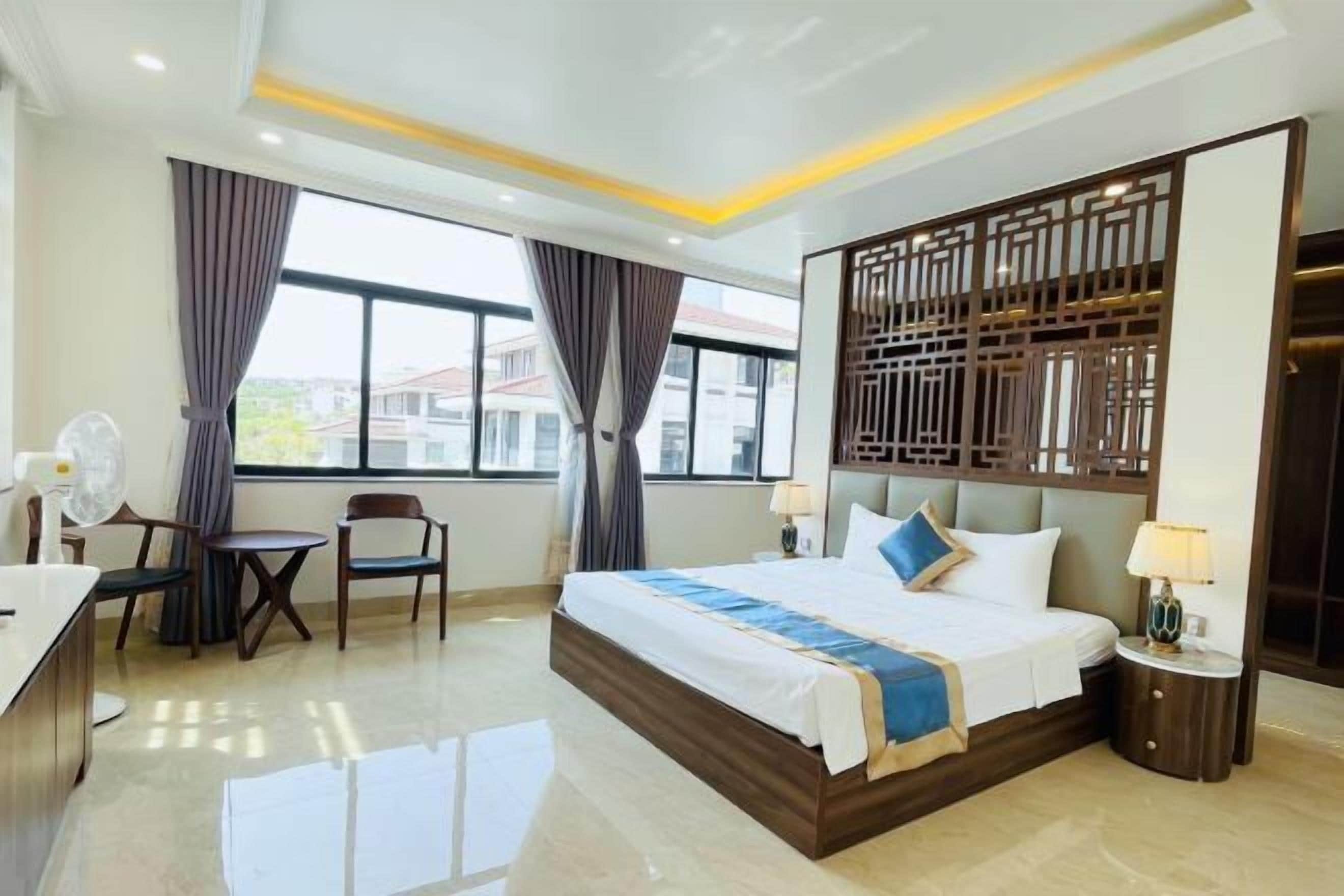 Minibar, bàn, khu vực làm việc phù hợp cho laptop, màn/rèm cản sáng 