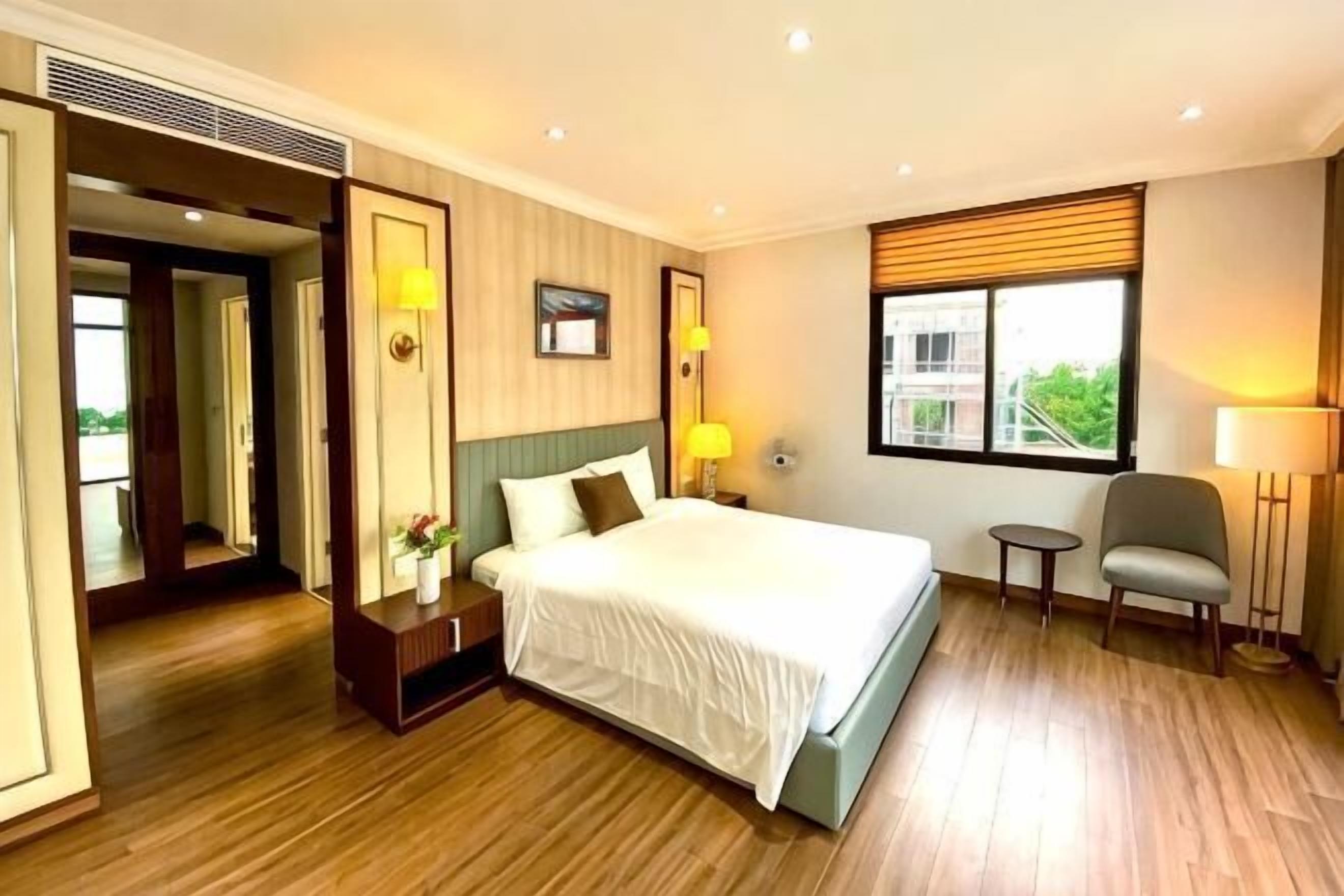 Minibar, desk, laptop workspace, blackout curtains