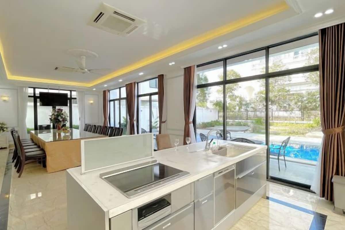 Private kitchen | Fridge, microwave, stovetop, cookware/dishes/utensils