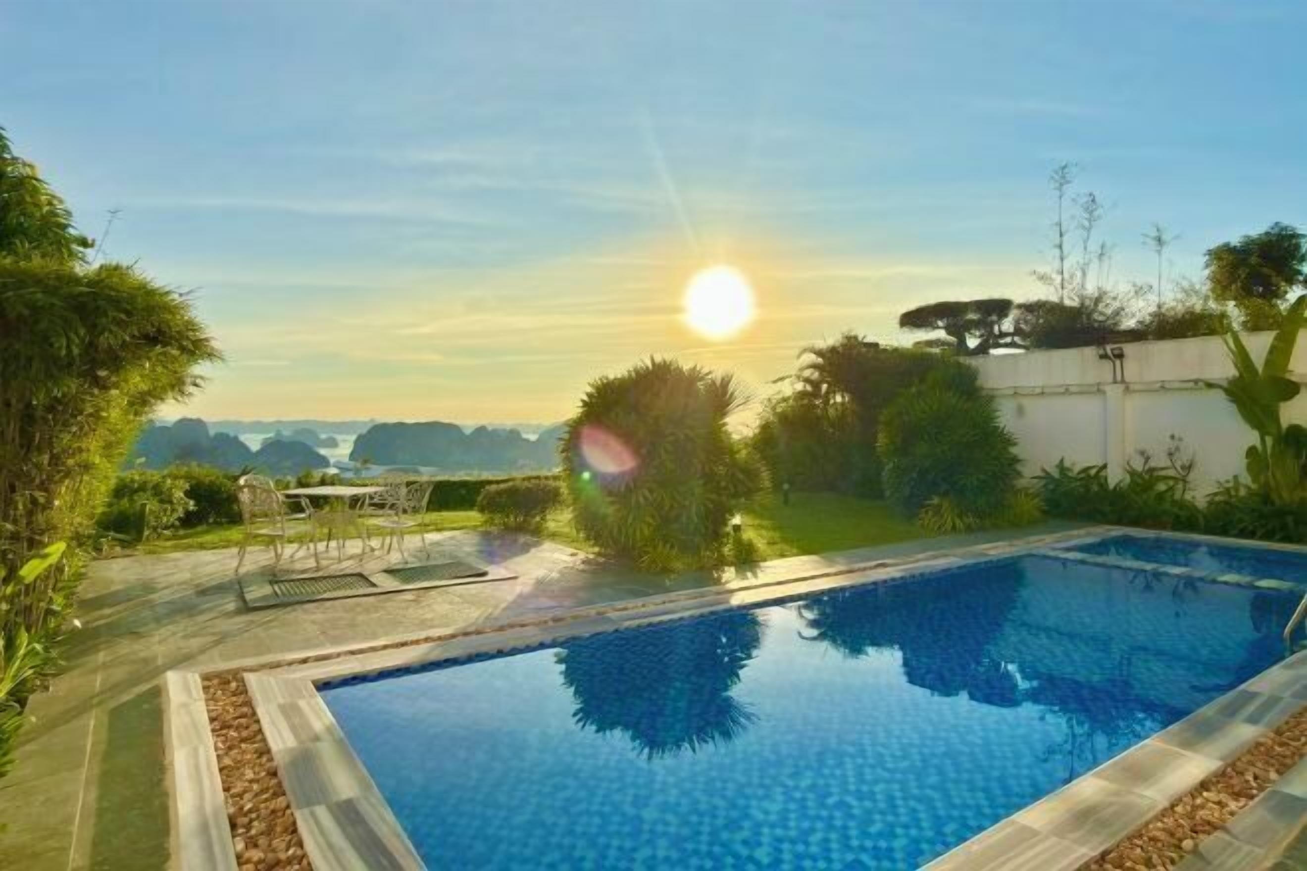 Alberca | Alberca al aire libre y camastros 