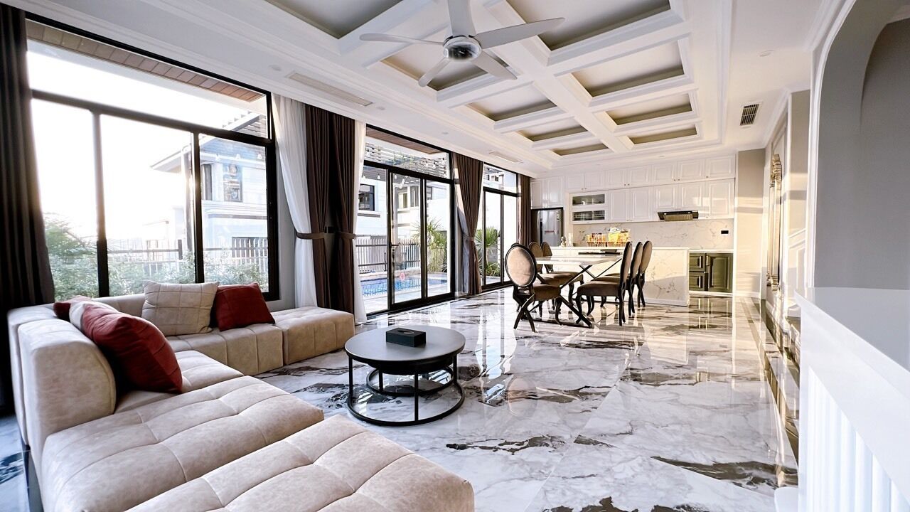 Luxury-Villa, 6 Schlafzimmer, eigener Pool, Blick auf den Golfplatz | Wohnbereich | Flachbildfernseher