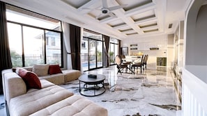 Luxe villa, 6 slaapkamers, privézwembad, uitzicht op golfbaan | Woonruimte | Flatscreentelevisie