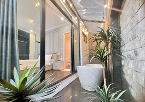 Elite-villa - 6 soveværelser - privat pool - udsigt til gårdsplads | Badeværelse | Hårtørrer, hjemmesko, håndklæder, Sæbe