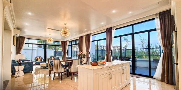 Premier Villa, 5 Bedrooms, Private Pool, Garden View | In-room dining