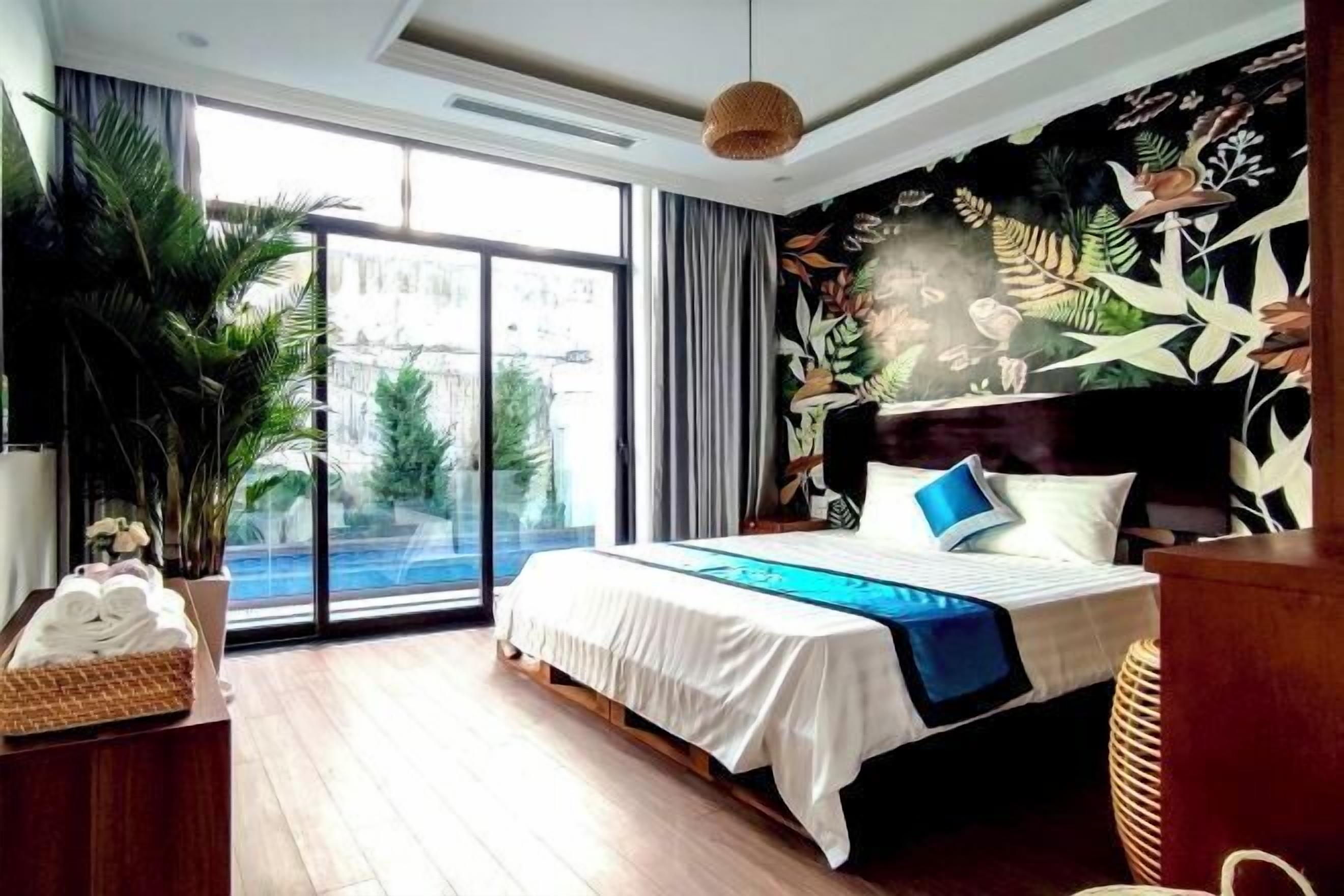 Minibar, bàn, khu vực làm việc phù hợp cho laptop, màn/rèm cản sáng 