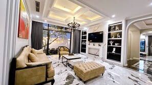 Villa de lujo, 6 habitaciones, alberca privada, vista al campo de golf | Área de sala de estar | Televisión de pantalla plana 