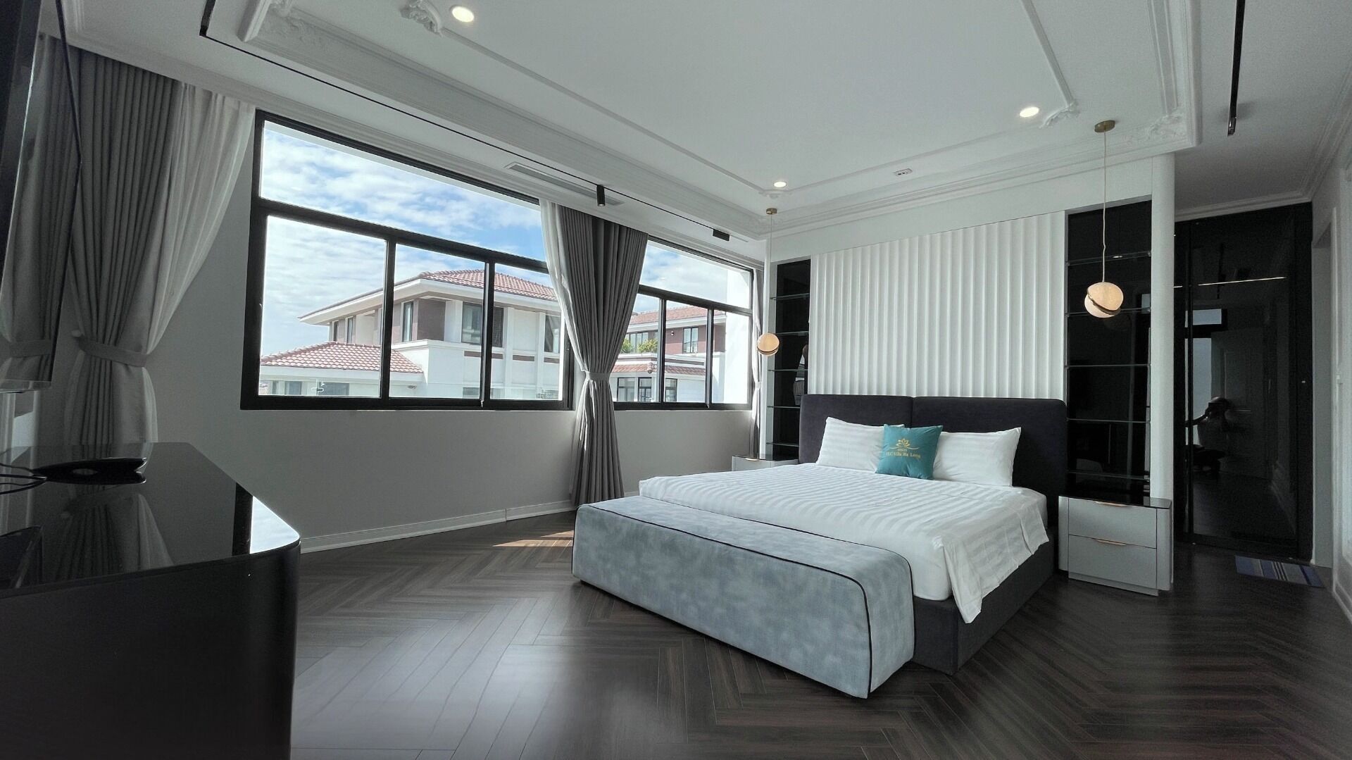 Elite-Villa, 6 Schlafzimmer, eigener Pool, Blick auf den Innenhof | Minibar, Schreibtisch, laptopgeeigneter Arbeitsplatz