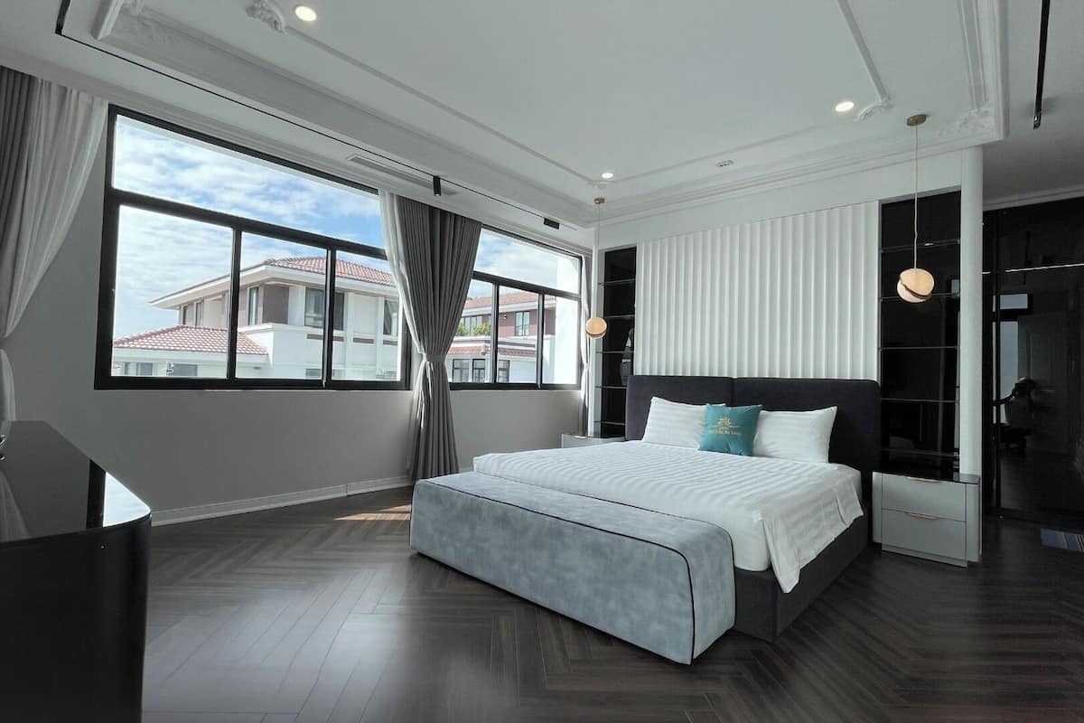 Elite-Villa, 6 Schlafzimmer, eigener Pool, Blick auf den Innenhof | Minibar, Schreibtisch, laptopgeeigneter Arbeitsplatz