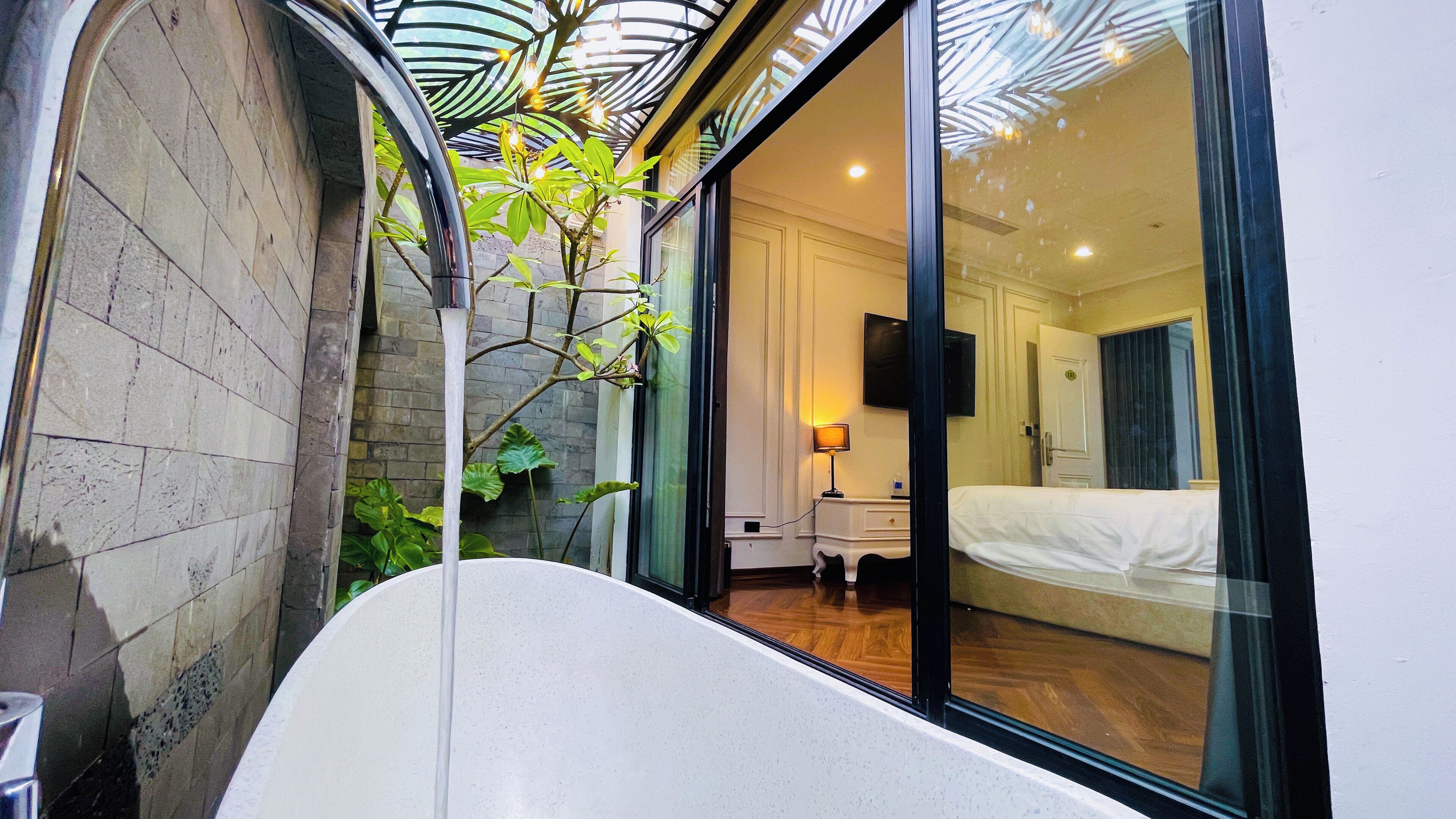 Luxury-Villa, 6 Schlafzimmer, eigener Pool, Blick auf den Golfplatz | Badezimmer | Haartrockner, Hausschuhe, Handtücher, Seife