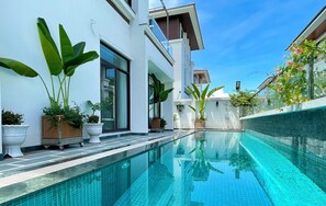 Piscine extérieure, chaises longues