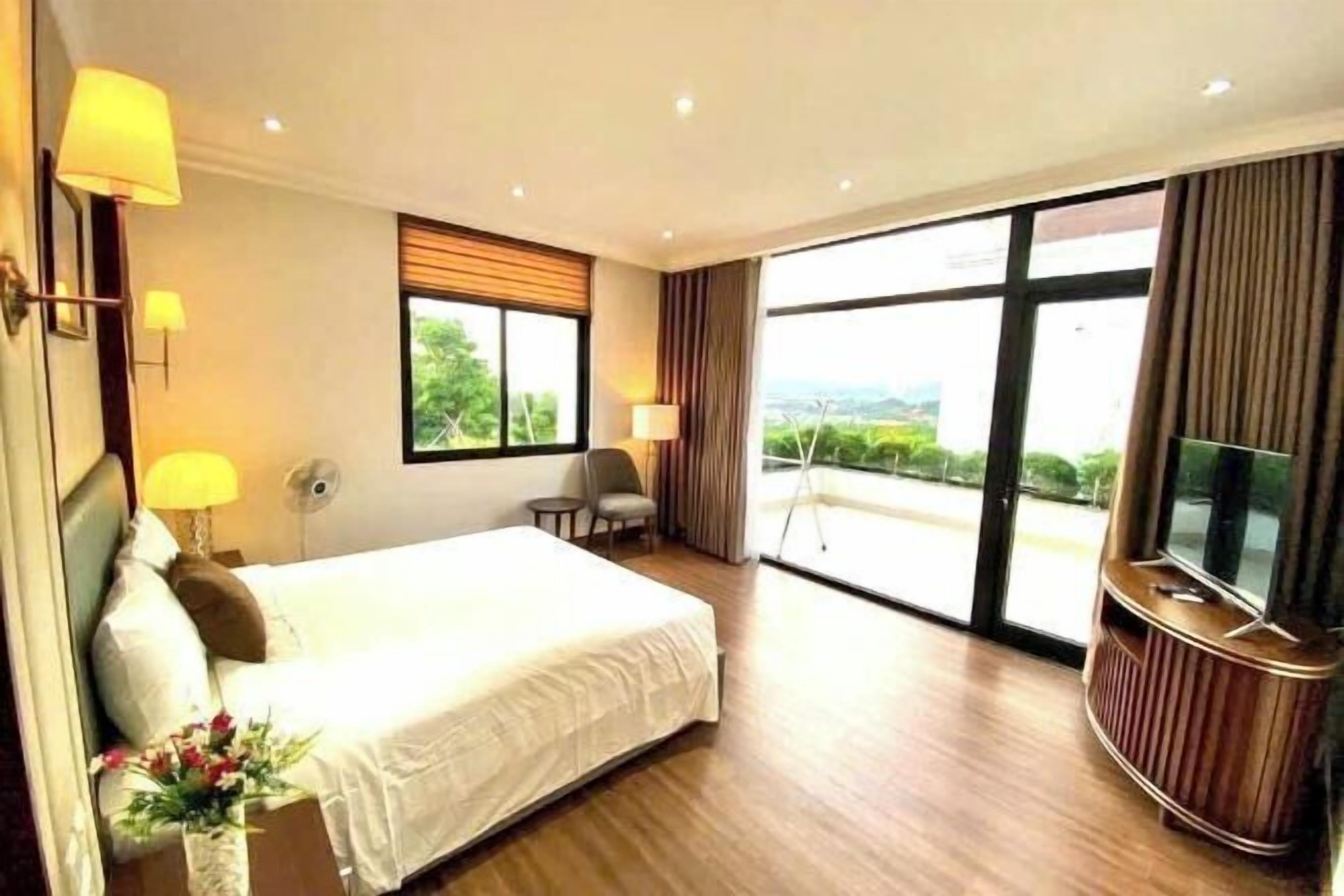 Frigobar, escrivaninha, espaço de trabalho para notebook