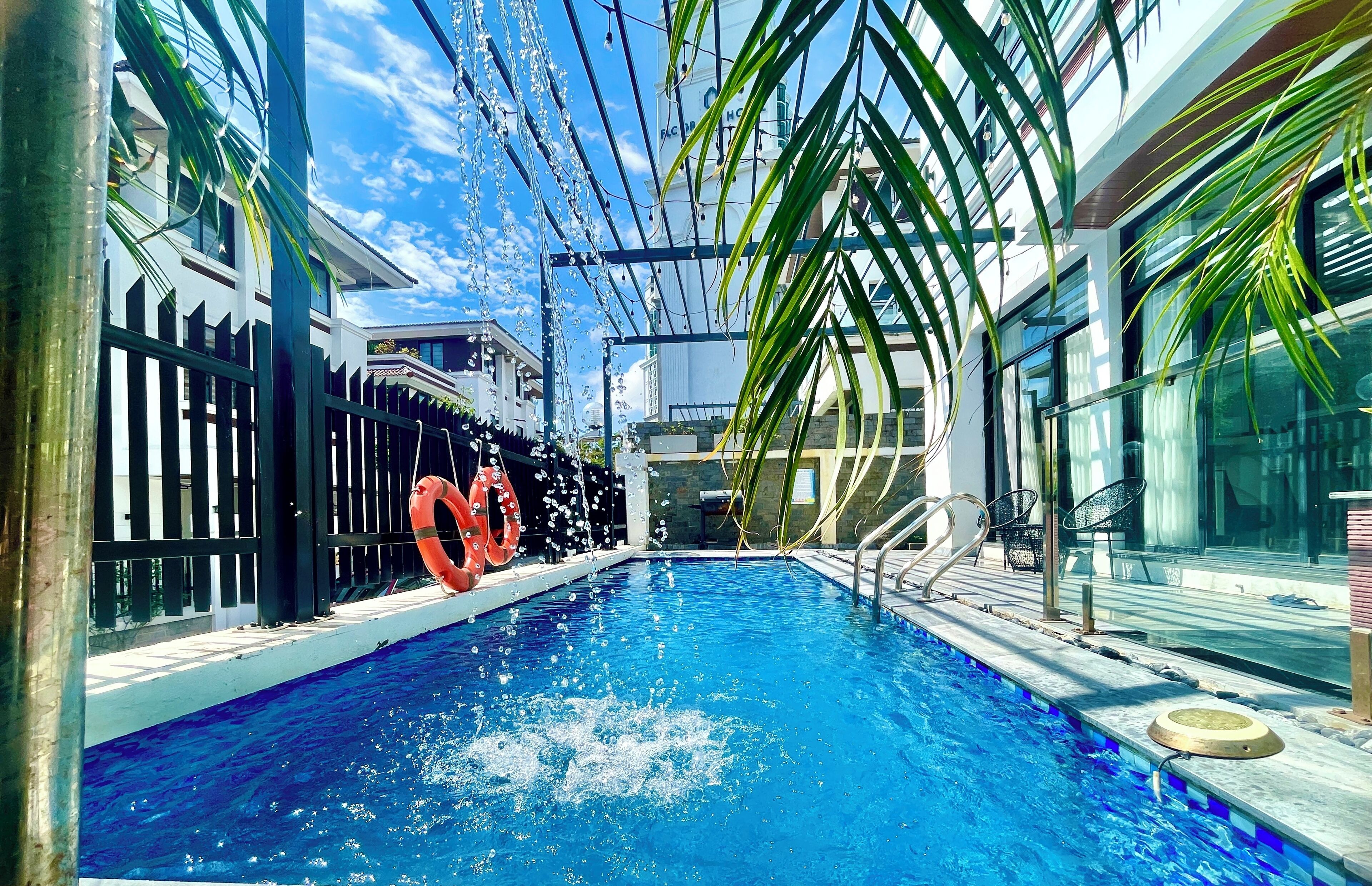 Outdoor pool, pool loungers