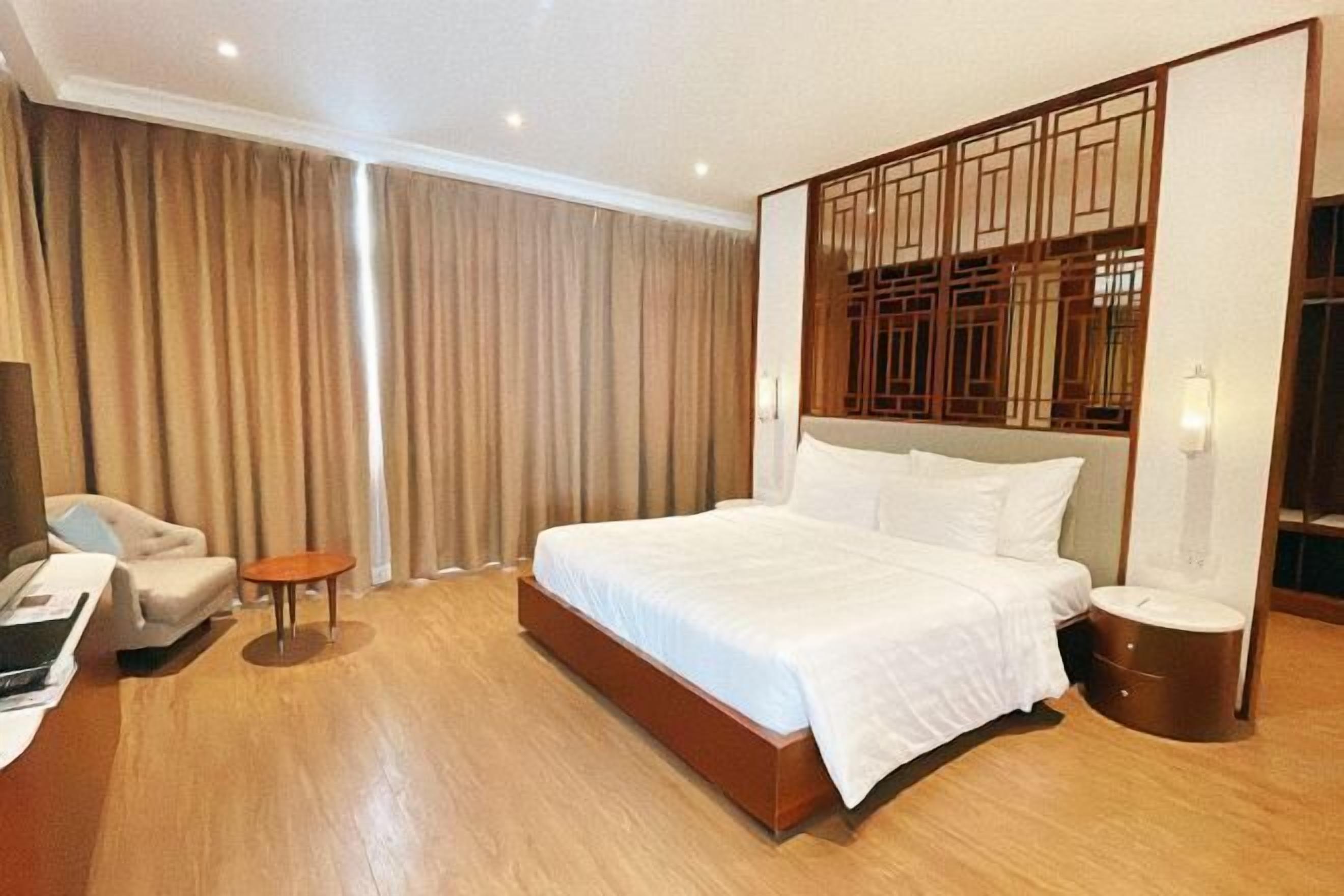 Minibar, bàn, khu vực làm việc phù hợp cho laptop, màn/rèm cản sáng 