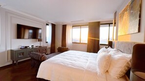 Vila superluxo, 6 quartos, piscina particular, vista para o campo de golfe | Frigobar, escrivaninha, espaço de trabalho para notebook