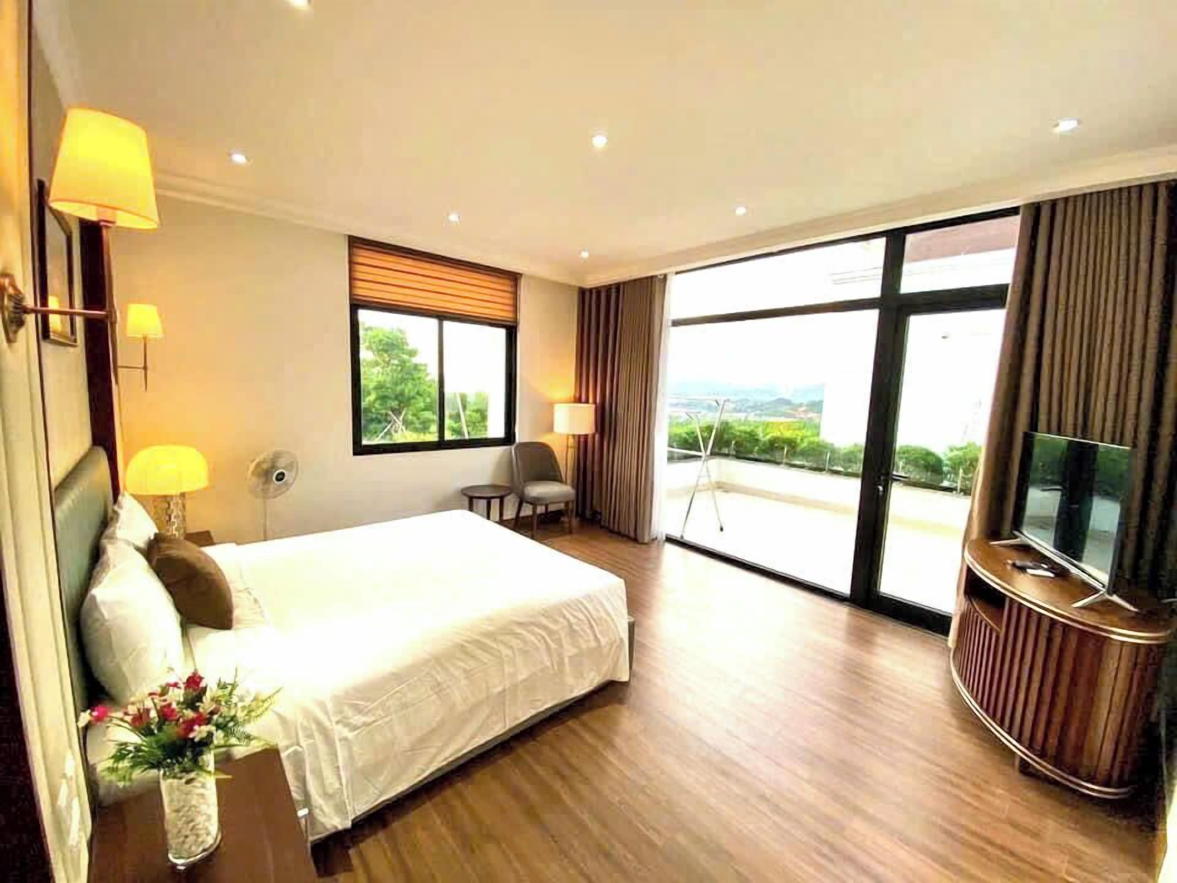 Business Villa, 5 Bedrooms, Private Pool, Courtyard View | Minibar, desk, laptop workspace, blackout drapes