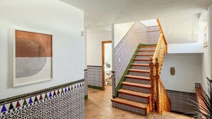 Una escalera con detalles intrincados en mosaicos que lleva a un nivel superior.