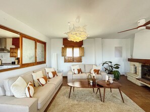 Villa, 4 Bedrooms | Living room | 43-inch TV with cable channels - Casa Antonio (Granada)
