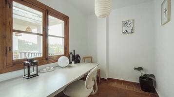 43-inch TV with cable channels