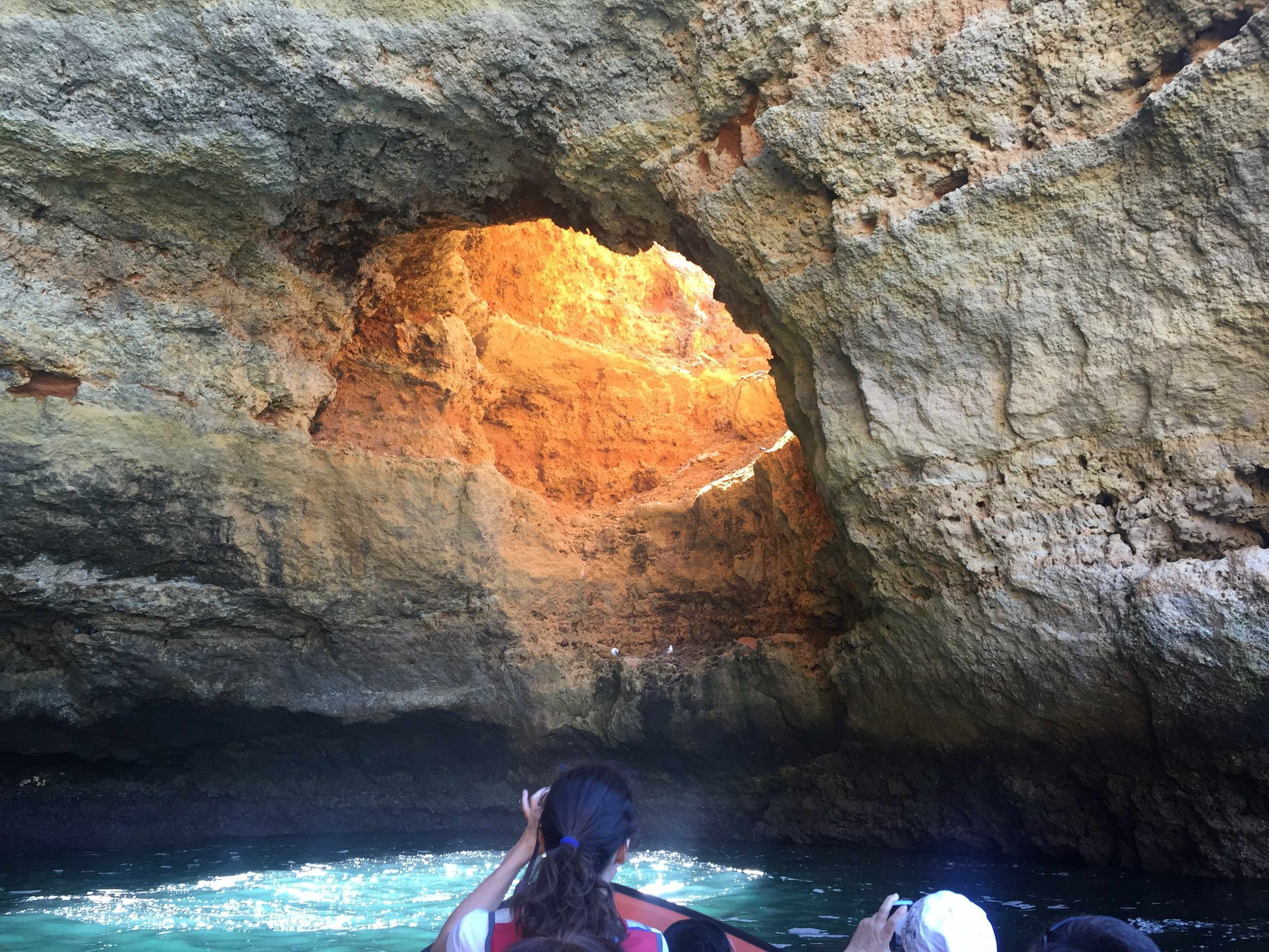 L’entrée d’une grotte, avec une formation rocheuse naturelle.