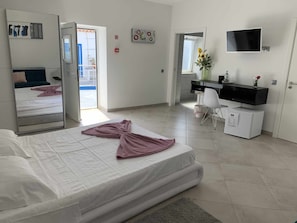 1 quarto, escrivaninha, ferros/tábuas de passar roupa, berço de viagem