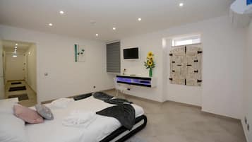 2 bedrooms, desk, travel cot, free WiFi