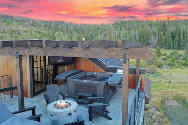 Outdoor spa tub