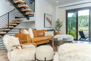 Télévision, cheminée, chaîne hi-fi, espaces bureaux