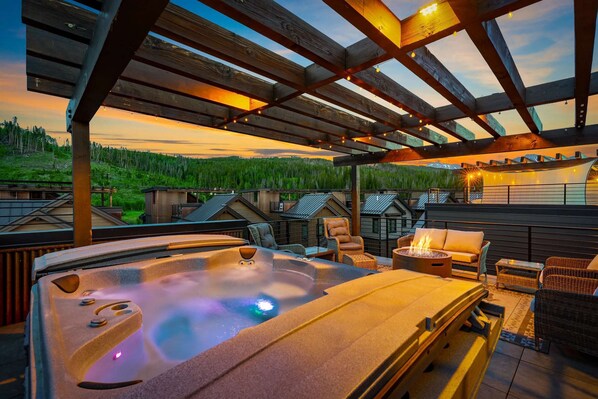 Outdoor spa tub