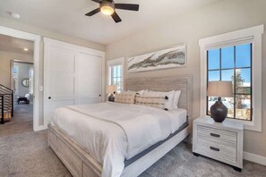 4 habitaciones, escritorio y tabla de planchar con plancha