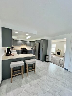 Kjøleskap, mikrobølgeovn, ovn og kokeplater