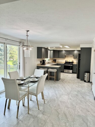 Spacious Modern Family Home - Prime Location