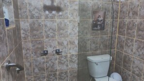 Dutxa, assecador de cabells, tovalloles i sabó 