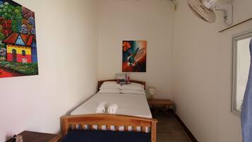 2 dormitoris, planxa i posts de planxar i un bressol de viatge