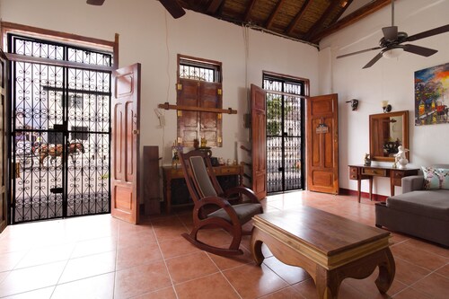 Charmed by La Calzada
Private home in the heart of Granada
2Br/AC/WiFi/Kitchen