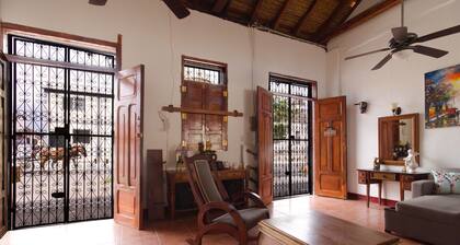 Charmed by La Calzada
Private home in the heart of Granada
2Br/AC/WiFi/Kitchen