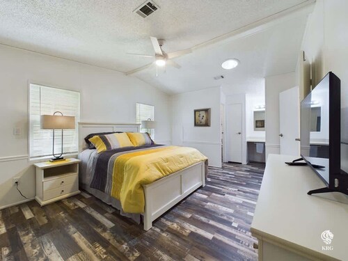 Cozy in Village of Silver Lake