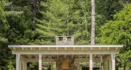 Luxurious 8 Bedroom Retreat With Pool East Hampton