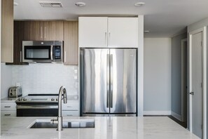 Fridge, microwave, oven, stovetop - Sleek Bethesda 1BR w/ Gym & W/D, near Restaurants, by Blueground (Maryland)