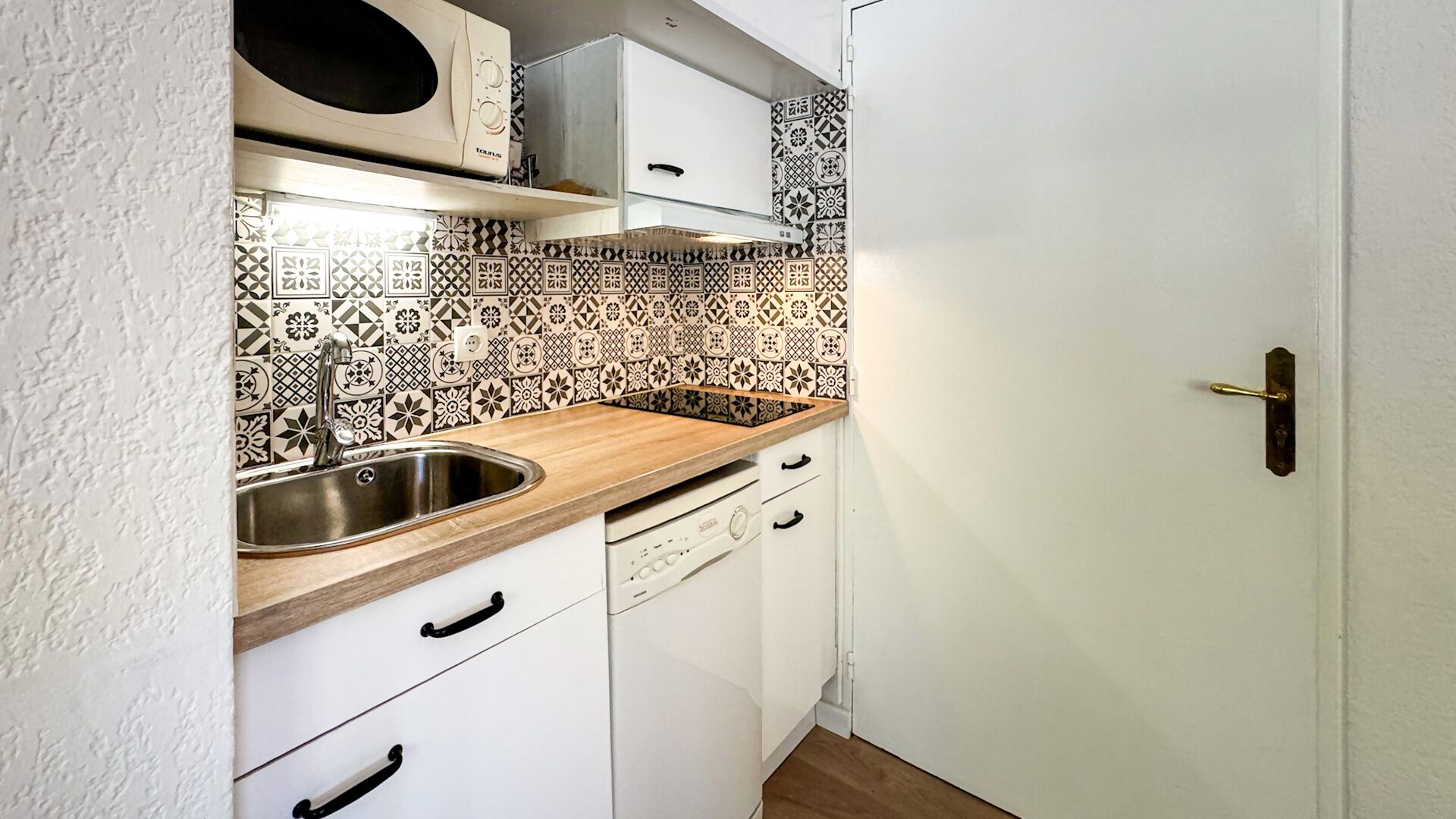 Réfrigérateur, micro-ondes, lave-vaisselle, grille-pain