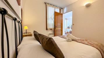 1 habitación, tabla de planchar con plancha y ropa de cama