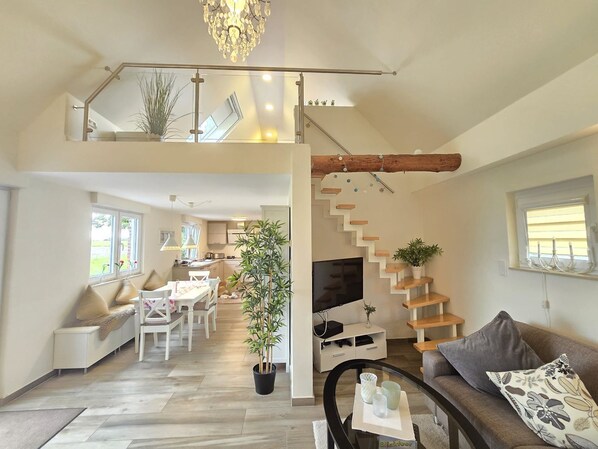 TV, caminetto, impianto stereo