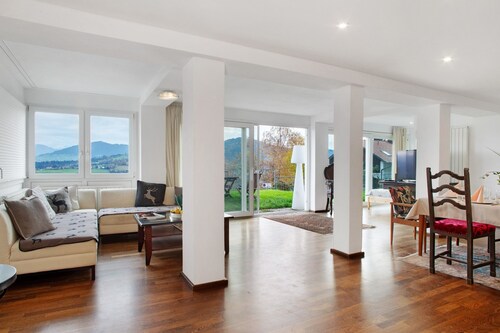 Ferienwohnung Marianne mit Bergblick, privater Terrasse und Wi-Fi