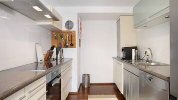 Fridge, oven, stovetop, dishwasher