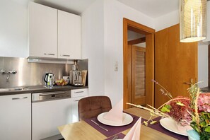 Frigorífico, horno, placa de cocina y lavavajillas