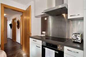 Fridge, oven, stovetop, dishwasher